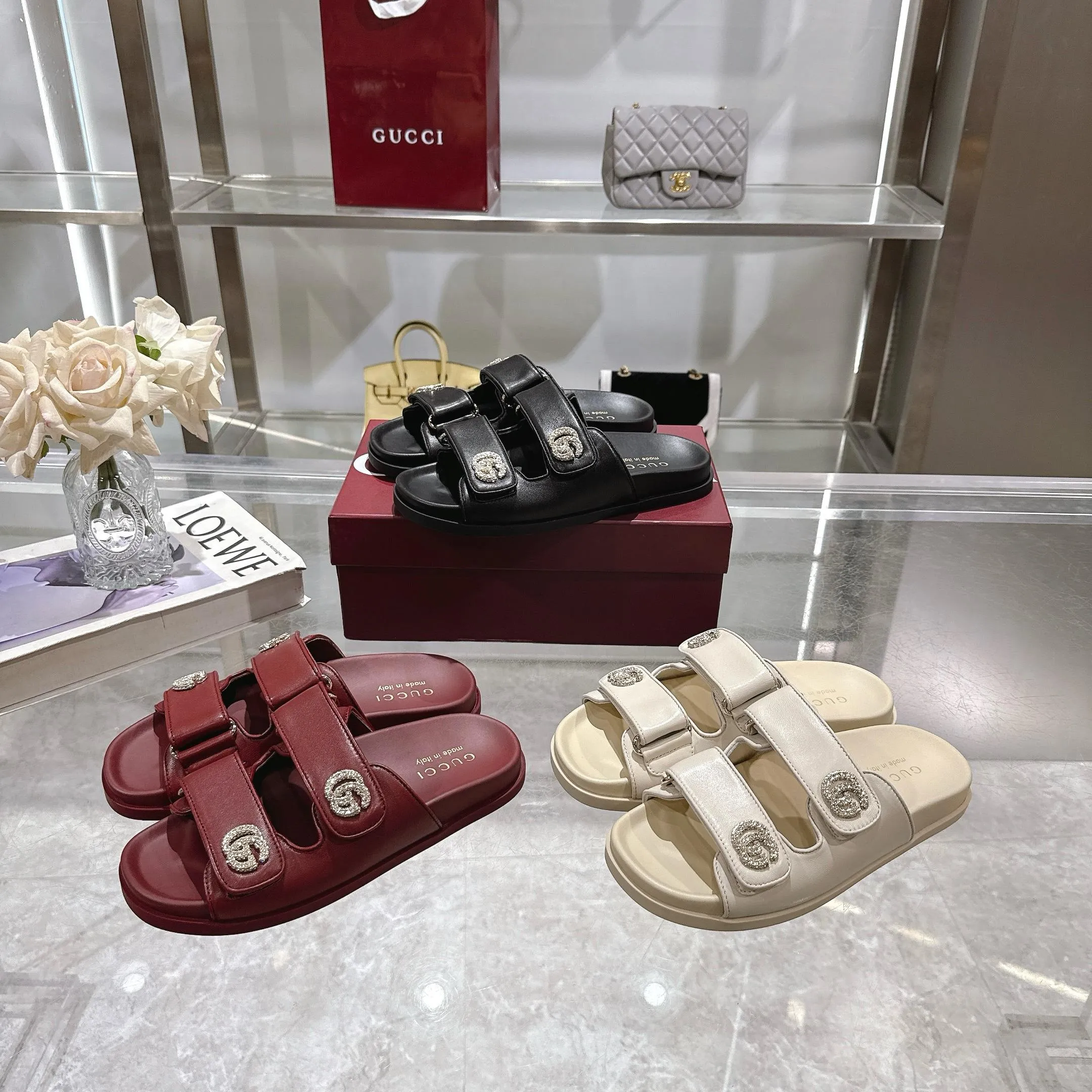 Wholesale direct sales 260👟👟 Gucci’s modern design aesthetic explores the path of unique craftsmanship, cleverly integrating the brand’s classic elements with its beloved brand identity. The sandal is embellished with the beloved Double G hardware, adding a touch of understated branding to the design, complementing the versatility of the Velcro straps. Women Light gold tone hardware Sheepskin lining Double G Rubber sole Velcro fastening Flat sole